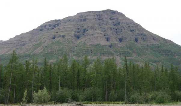 Вид холма со святилищем на вершине с восточной стороны