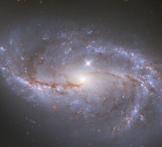 Странная галактика NGC2608 и другие новости